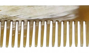 Peine de cuerno natural mini antiestático de 9,10 cm