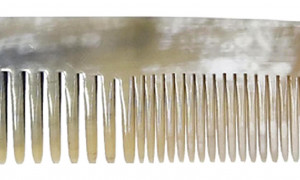 Peine de cuerno natural antiestático de 18,4 cm.