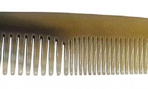 Peine de bolsillo de cuerno natural antiestático 12,6 cm.